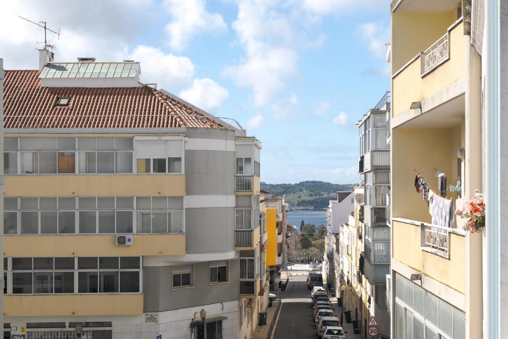Hostwise - Flat W/ Balcony & Workspace * Lisboa