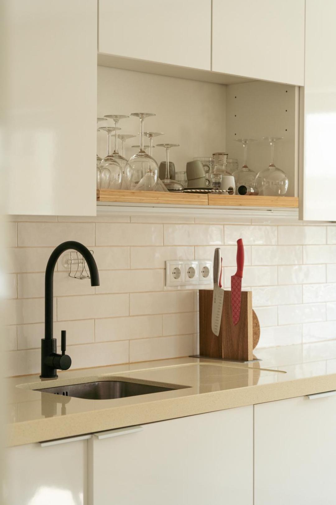 Hostwise - Flat W/ Balcony & Workspace Apartamento